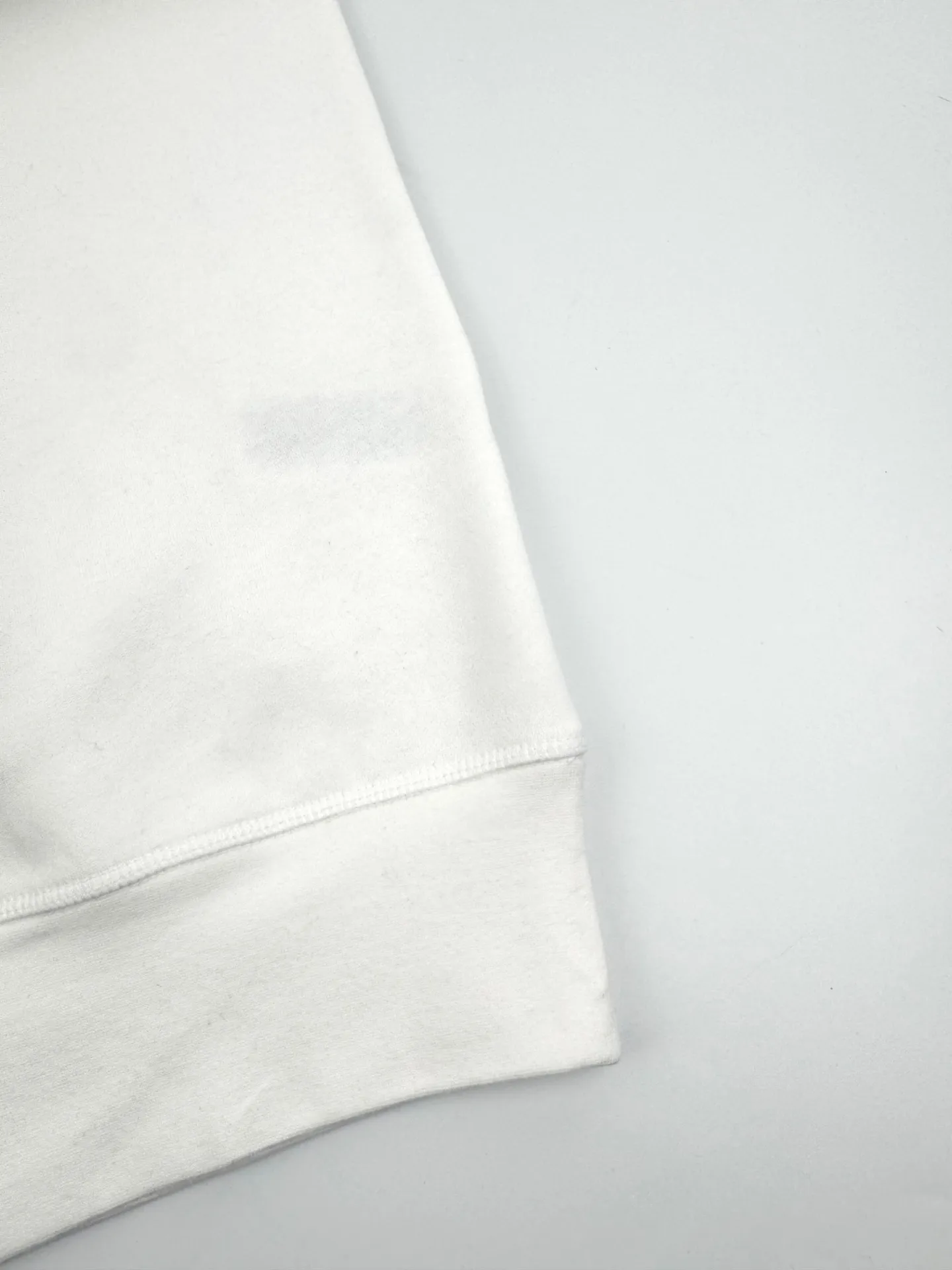 P280 Ralph Lauren logo embroidered sweatshirt. Customized cloud-like honey cotton fleece sweatshirt material. It feels delicate and comfortable against the skin. It is dressed in pure white and exudes innate elegance. The exquisite indigo pony logo is embellished with it. It is highly recognizable. It brings an atmosphere of freedom and vitality. Pure and agile color symphony. It outlines a high-end silhouette with extreme simplicity. It becomes the smart focus of the vision and shows taste in silence. Craftsmanship 1: Adopting imported machine embroidery technology and using advanced computer control systems and precision mechanical components to achieve the iconic pony embroidery operation with high precision and smooth and delicate lines. Process 2: Using the Hasuo process and sewing with a specific machine. The Hasuo fastness is high and adds visual effects. It is time-consuming and labor-intensive. Process 3: The fabrics are washed and have a better hand feel. Not easy to deform, not easy to shrink, not easy to fade, and maintain long-term beauty. Accessories: Customized 1:1 Ralph Lauren trademark Fit: Fitted Size: S M L XL Style No.: 25296